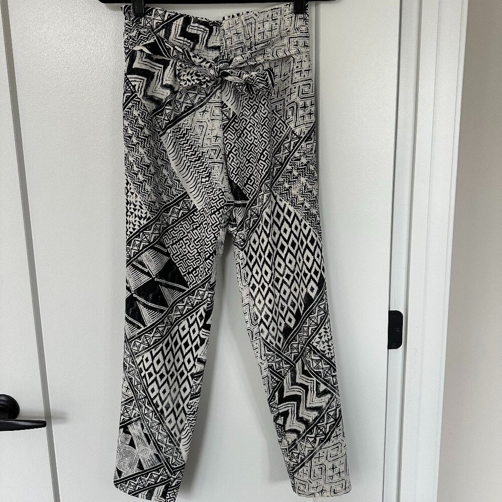 BCGBMaxAzria Women's Black & White High-Rise Ethnic Print Size: X-Small